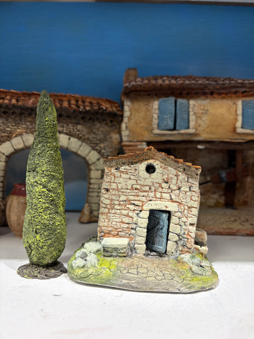 Cabanon avec cyprès
