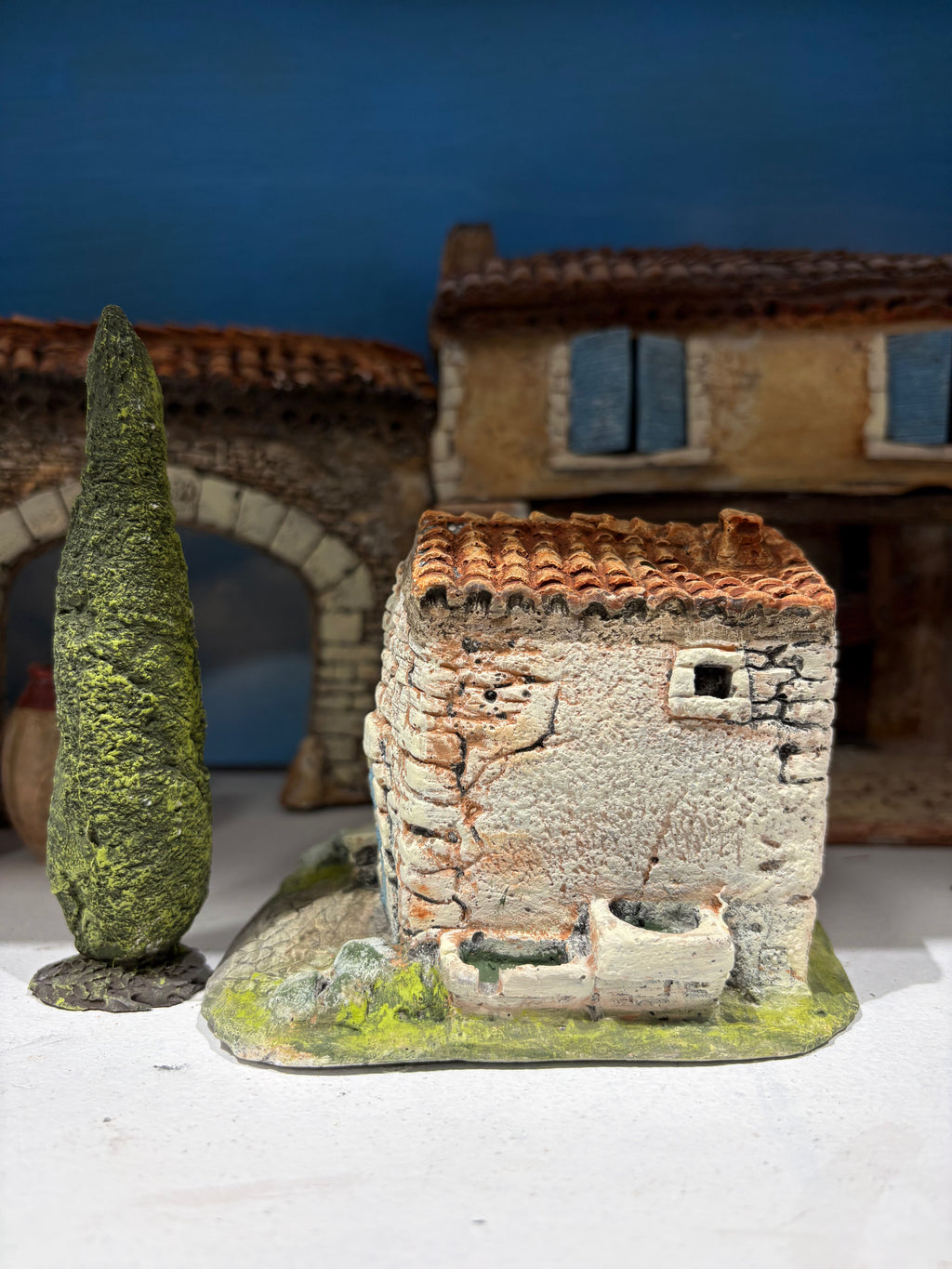 Cabanon avec cyprès