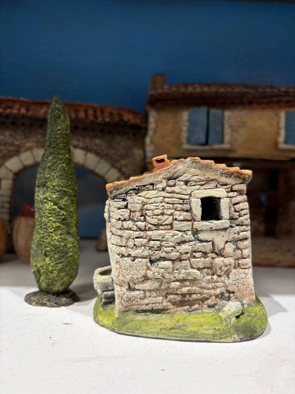 Cabanon avec cyprès