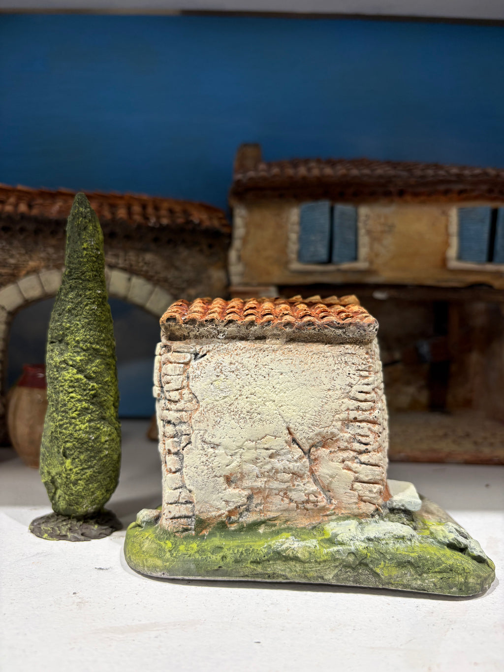 Cabanon avec cyprès