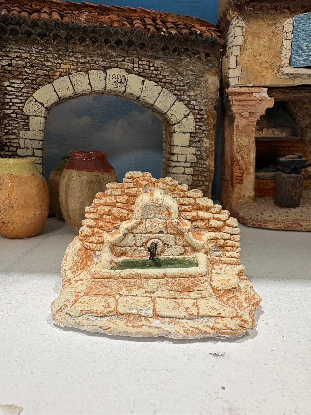 Petite fontaine avec mur