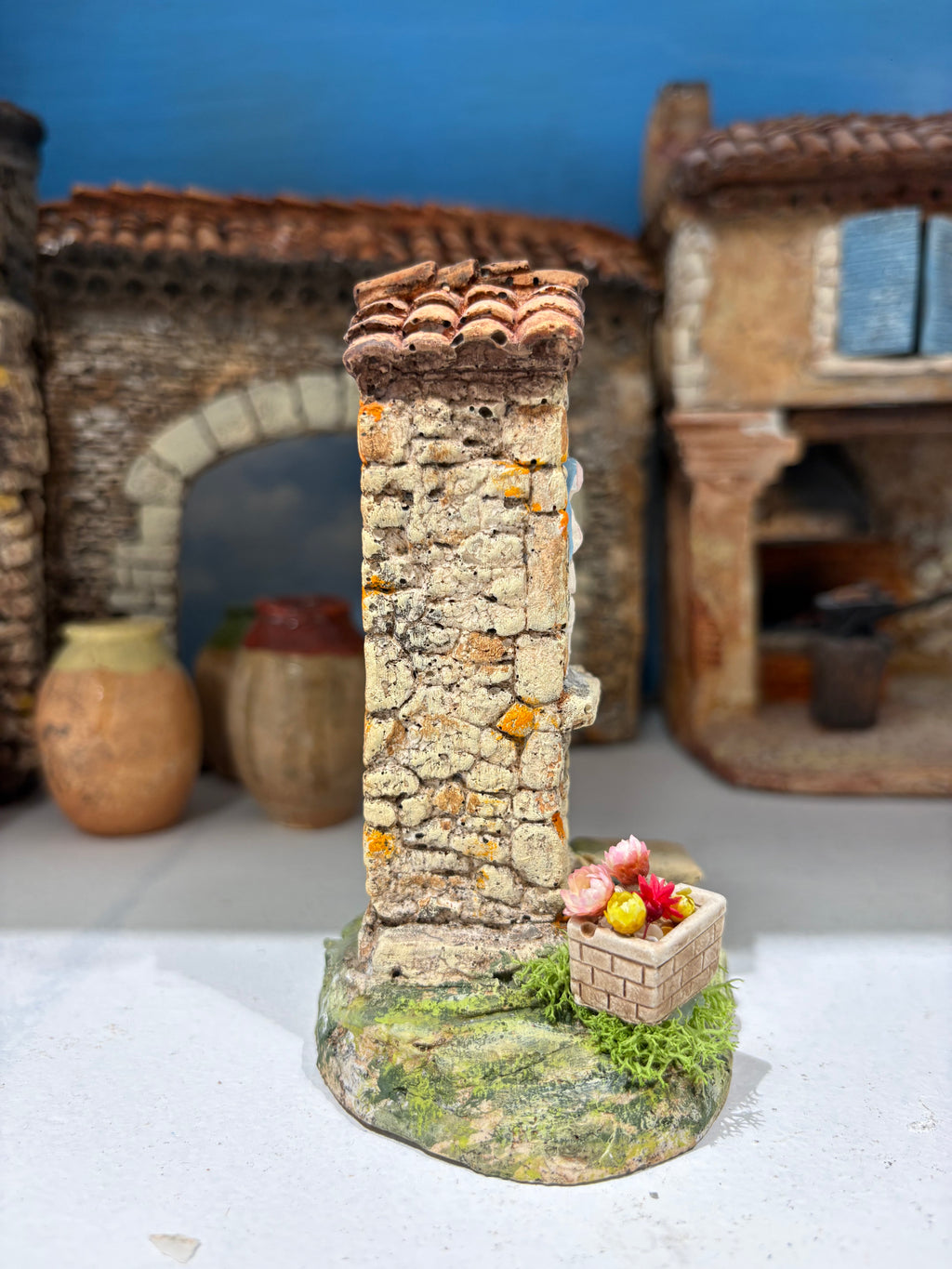 Oratoire avec cyprès