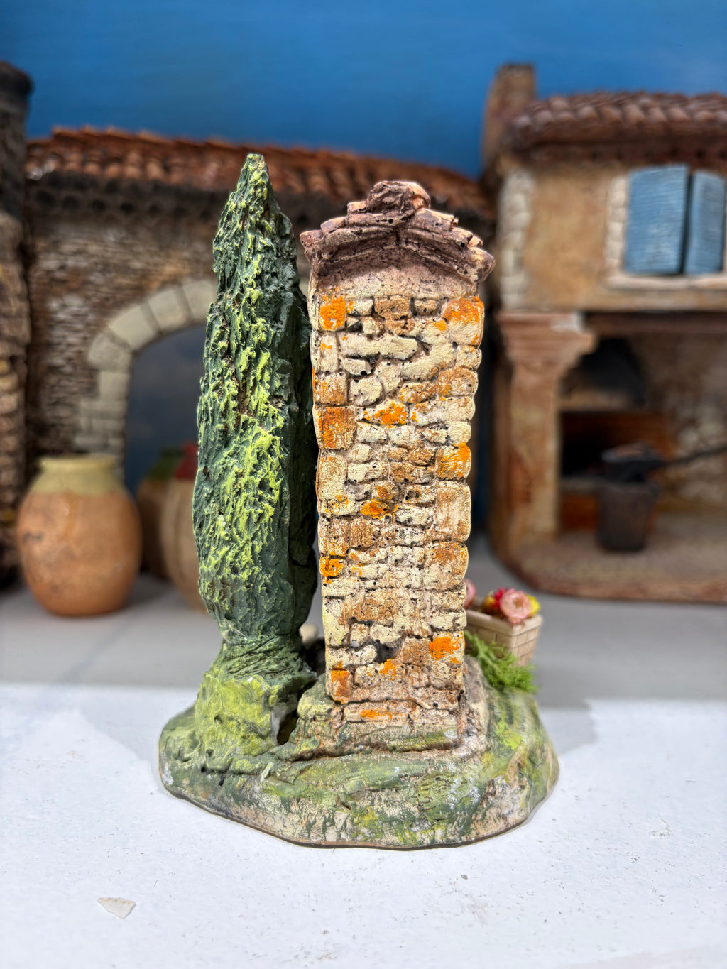 Oratoire avec cyprès