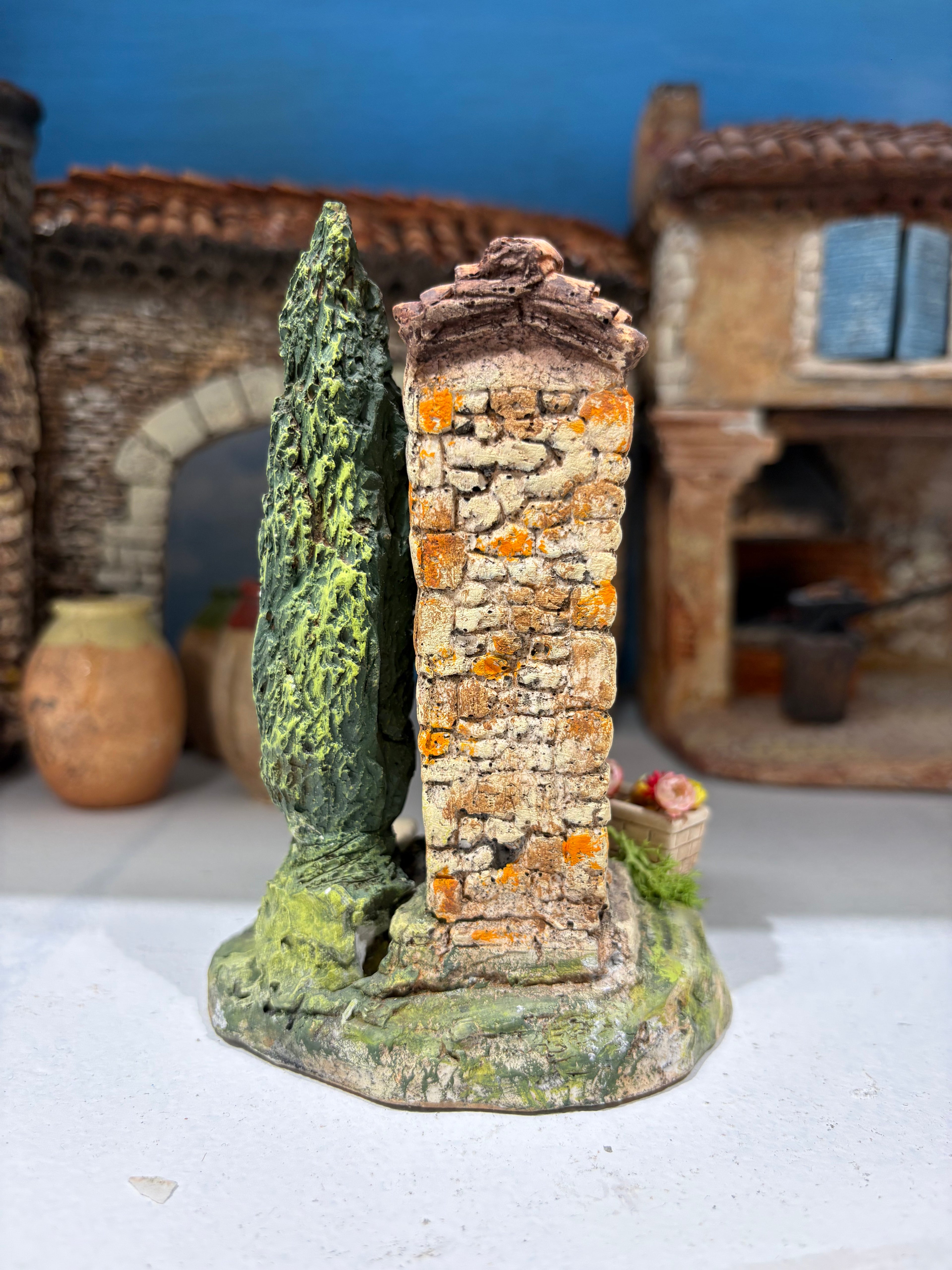 Oratoire avec cyprès