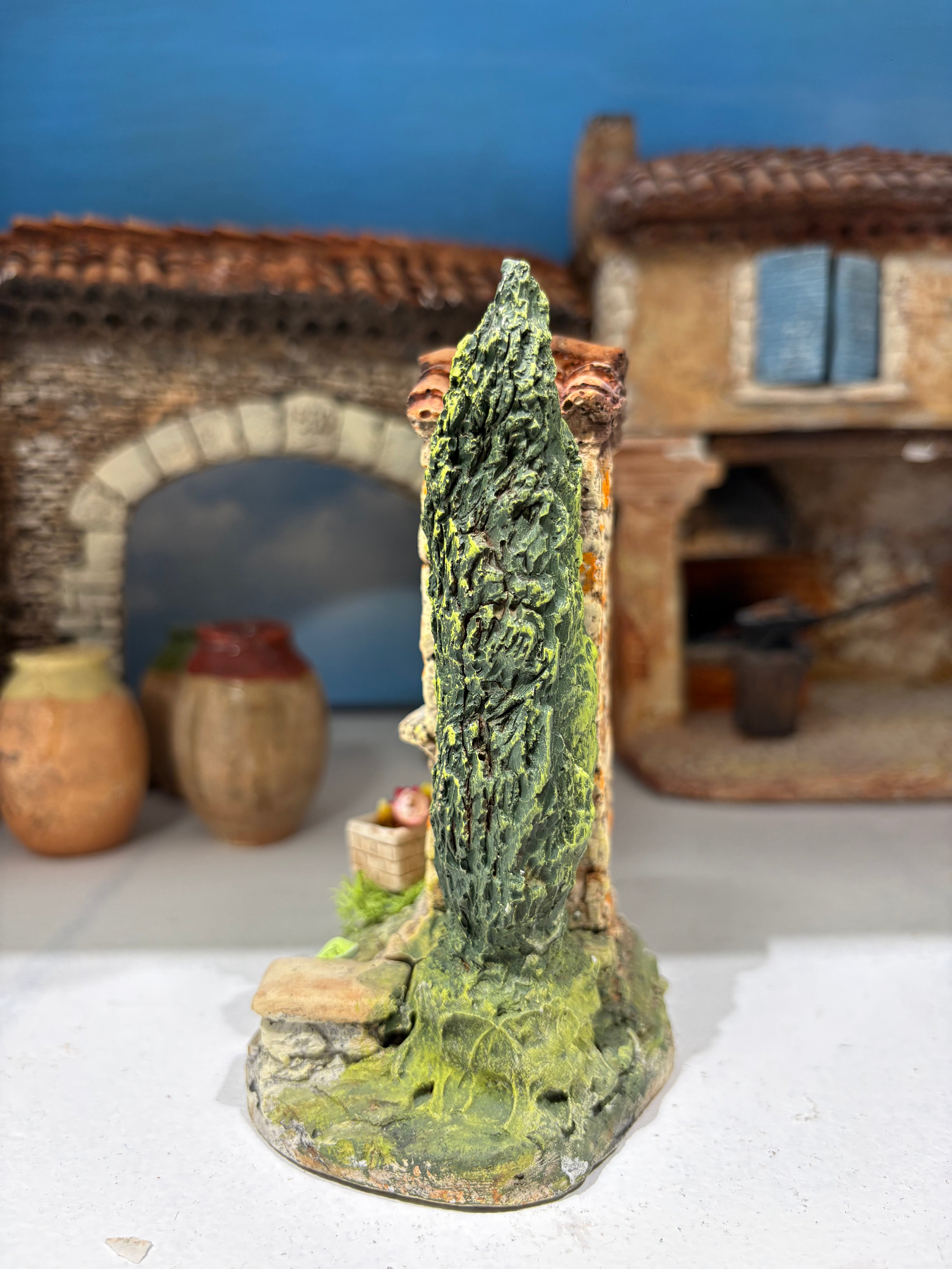 Oratoire avec cyprès