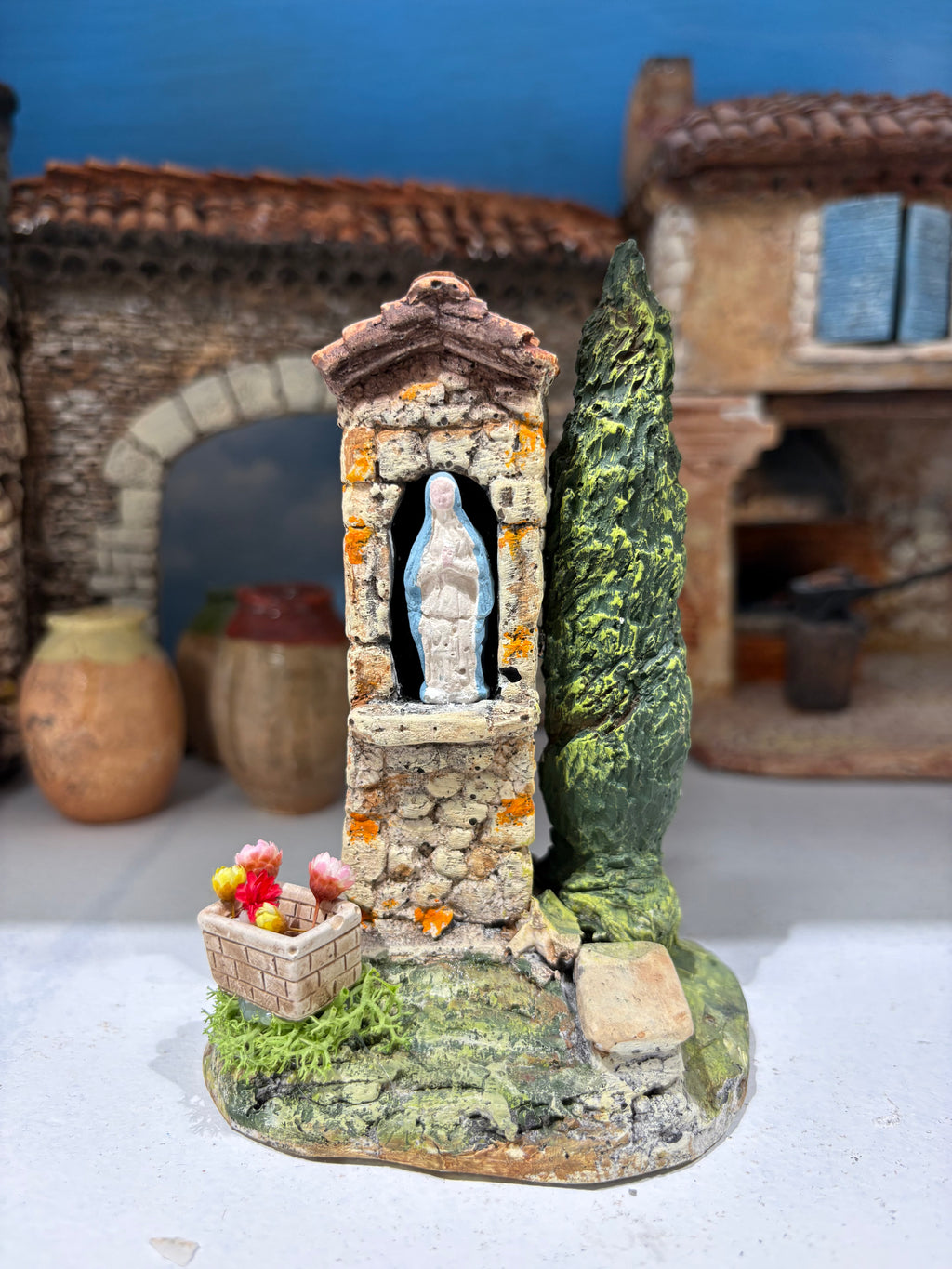 Oratoire avec cyprès