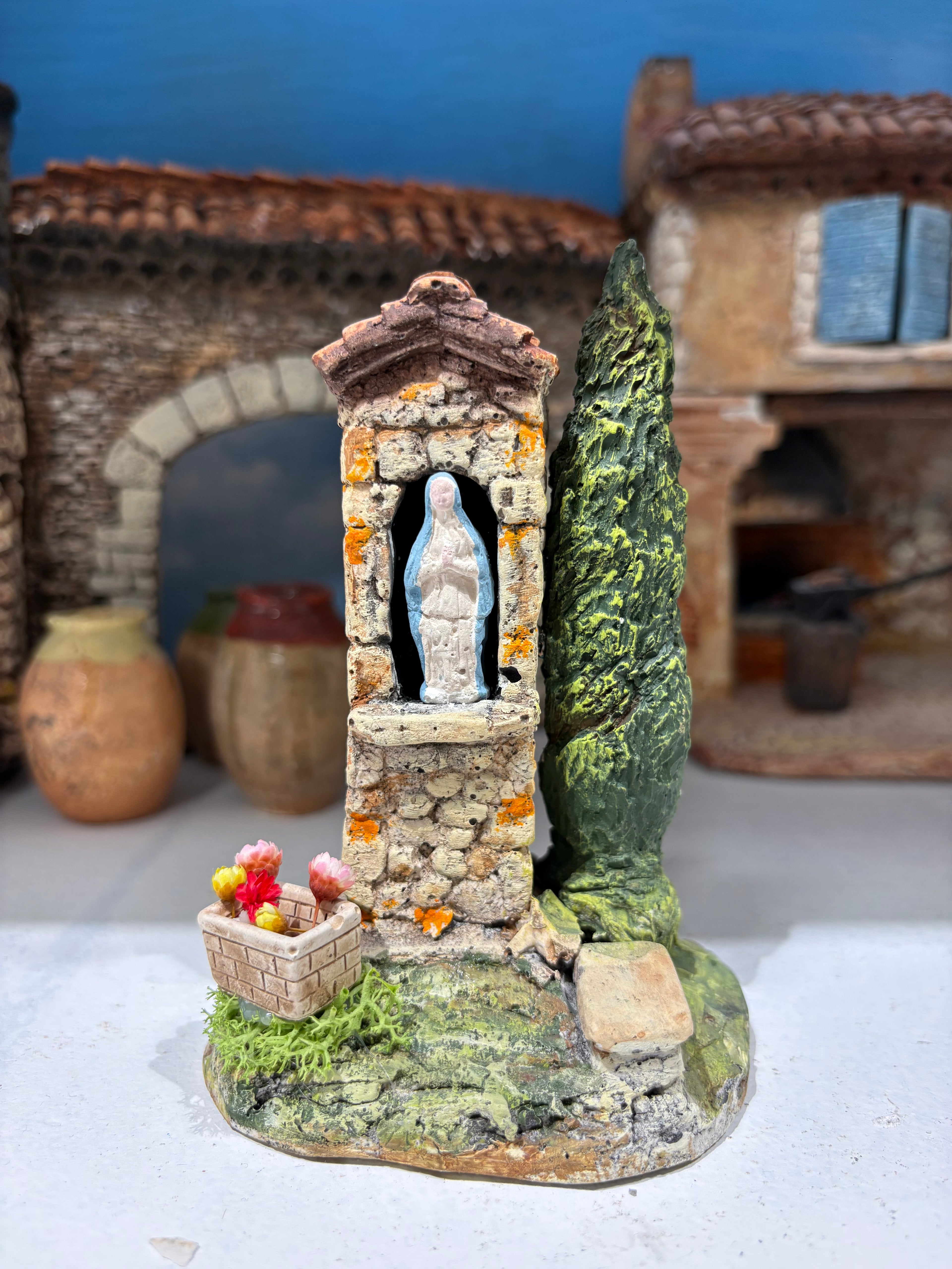 Oratoire avec cyprès