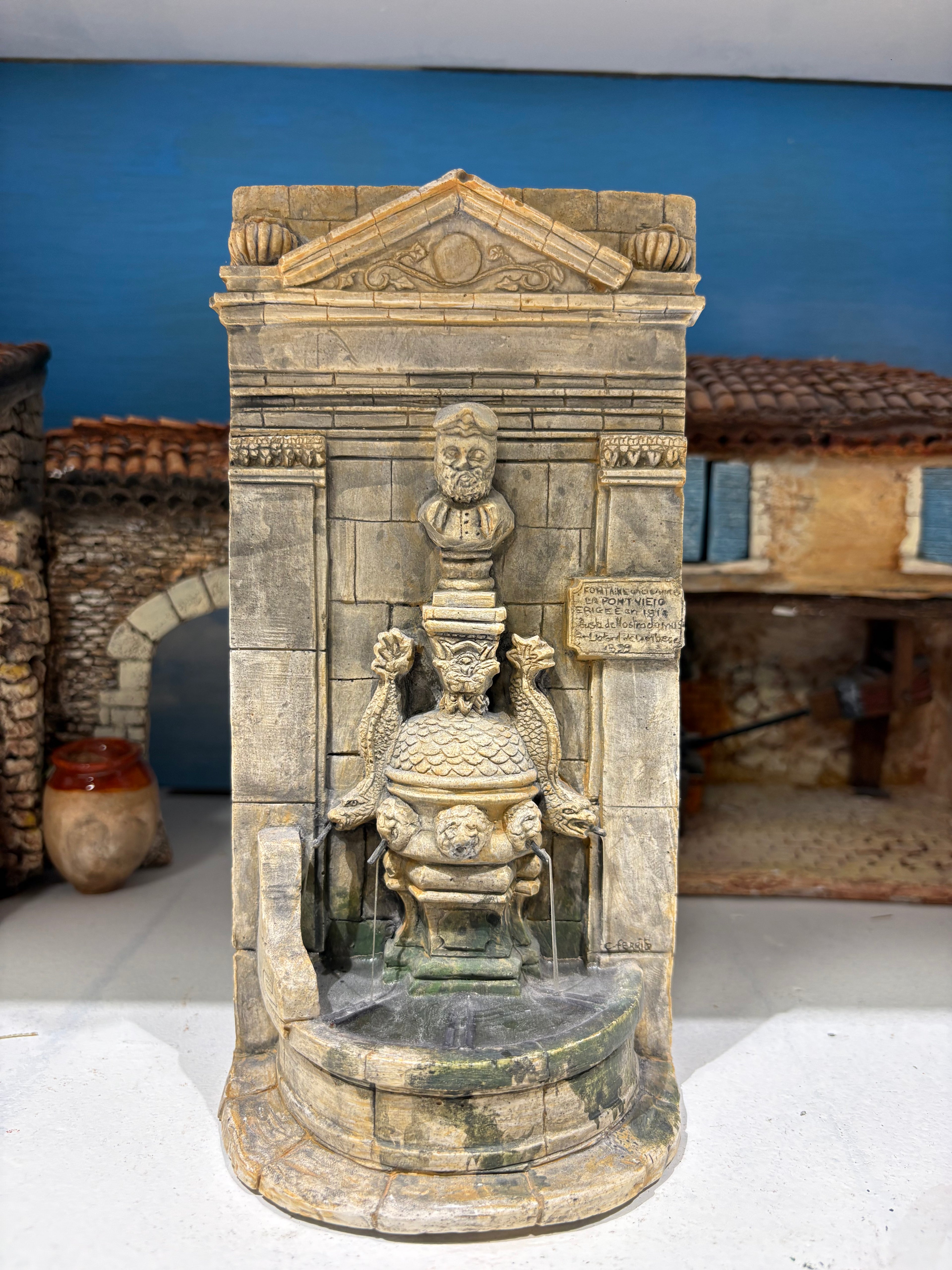Grande fontaine avec moulure