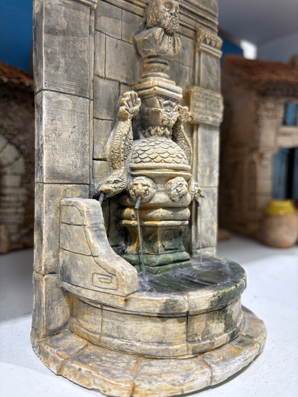 Grande fontaine avec moulure