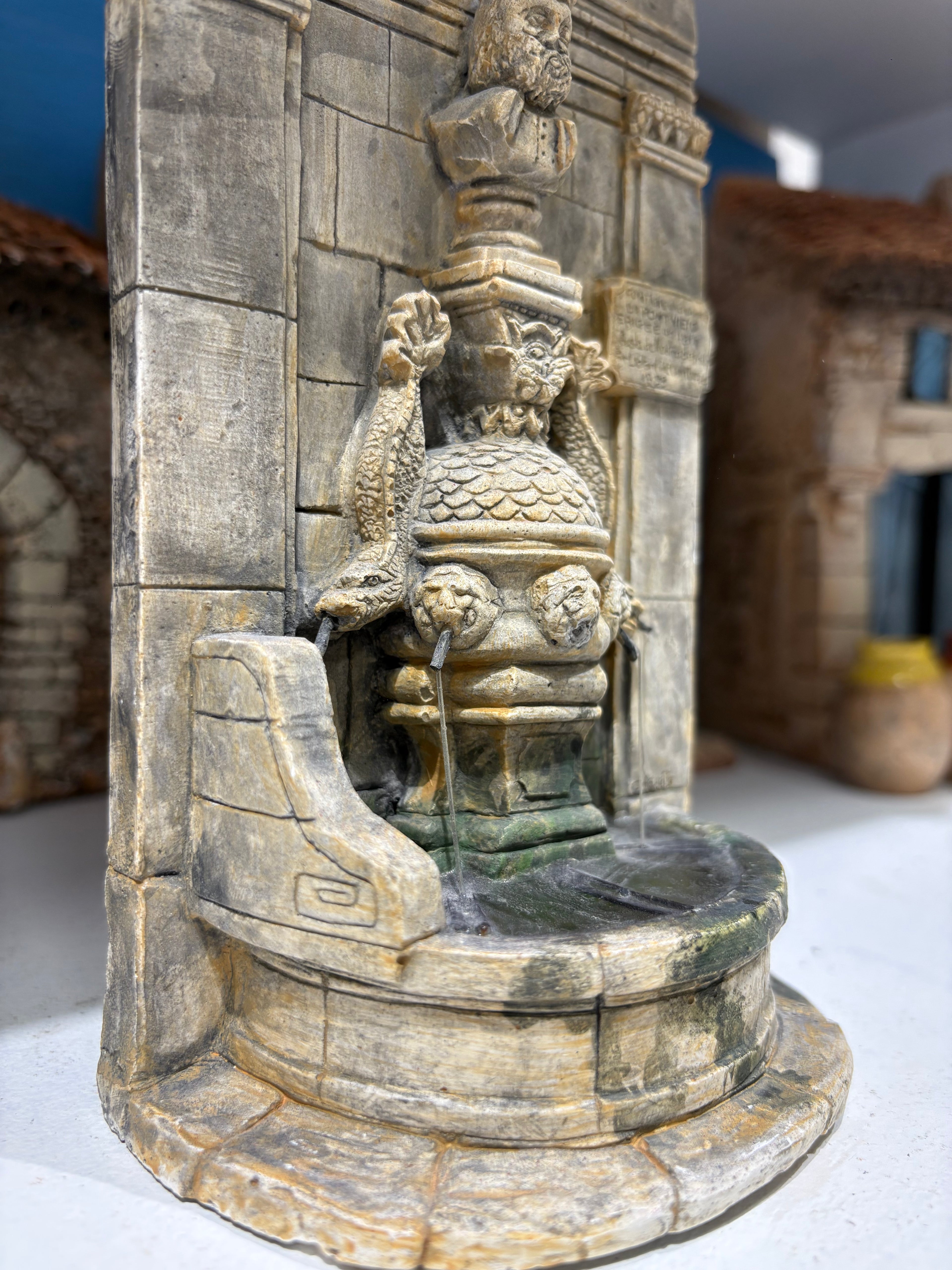 Grande fontaine avec moulure