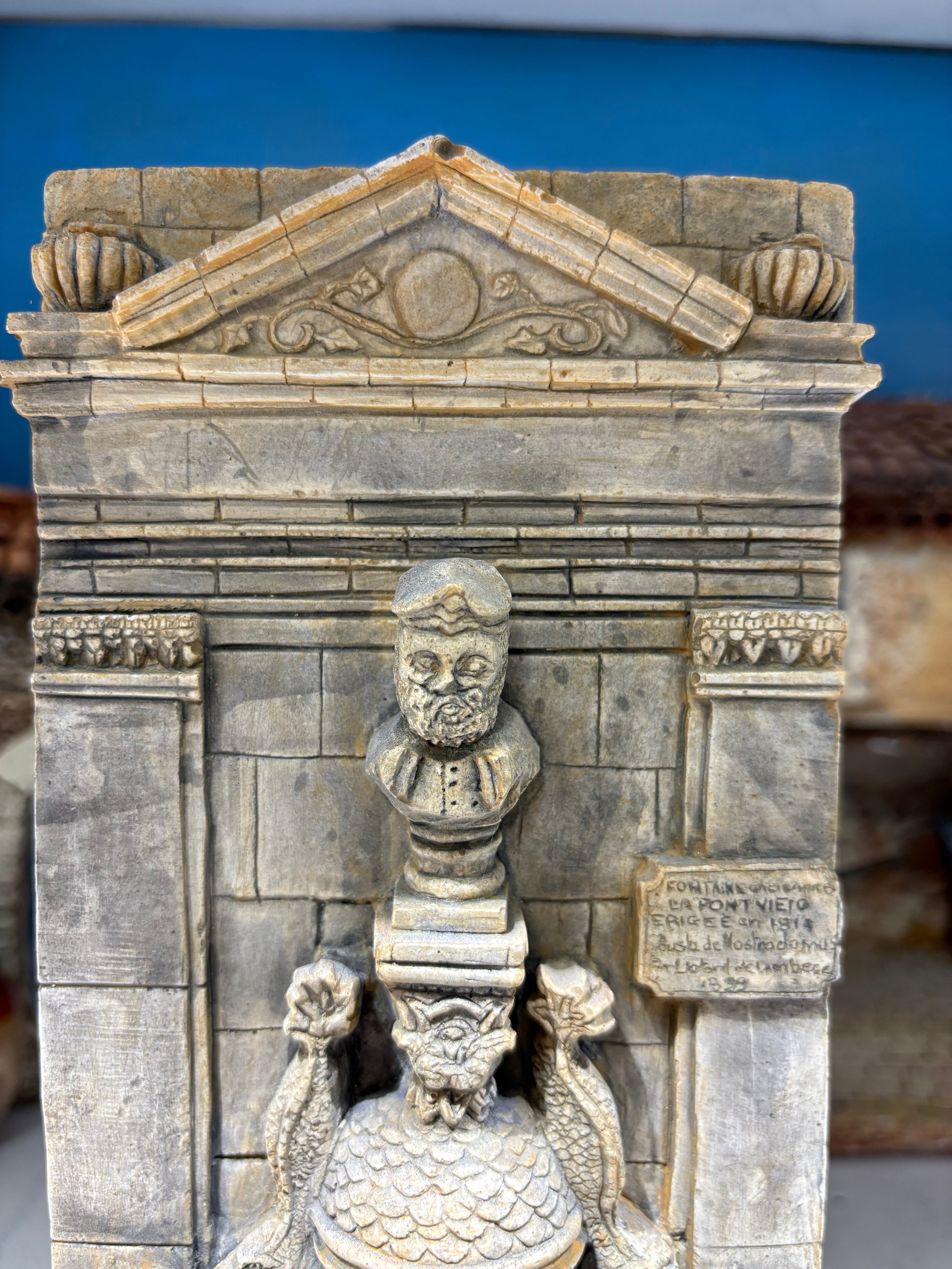 Grande fontaine avec moulure