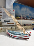 Bateau pointu avec voile