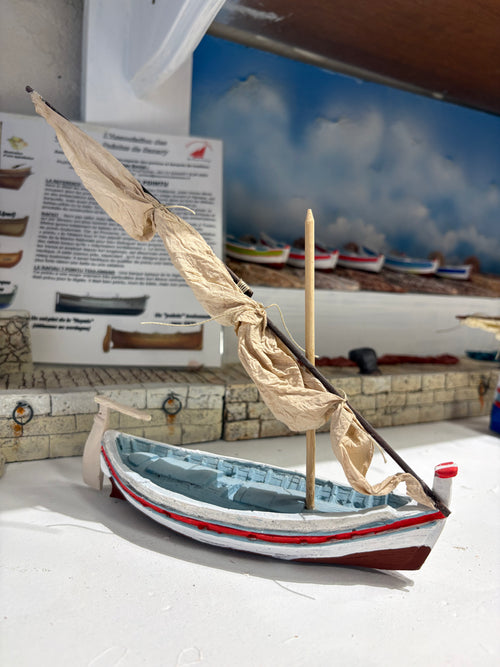 Bateau pointu avec voile