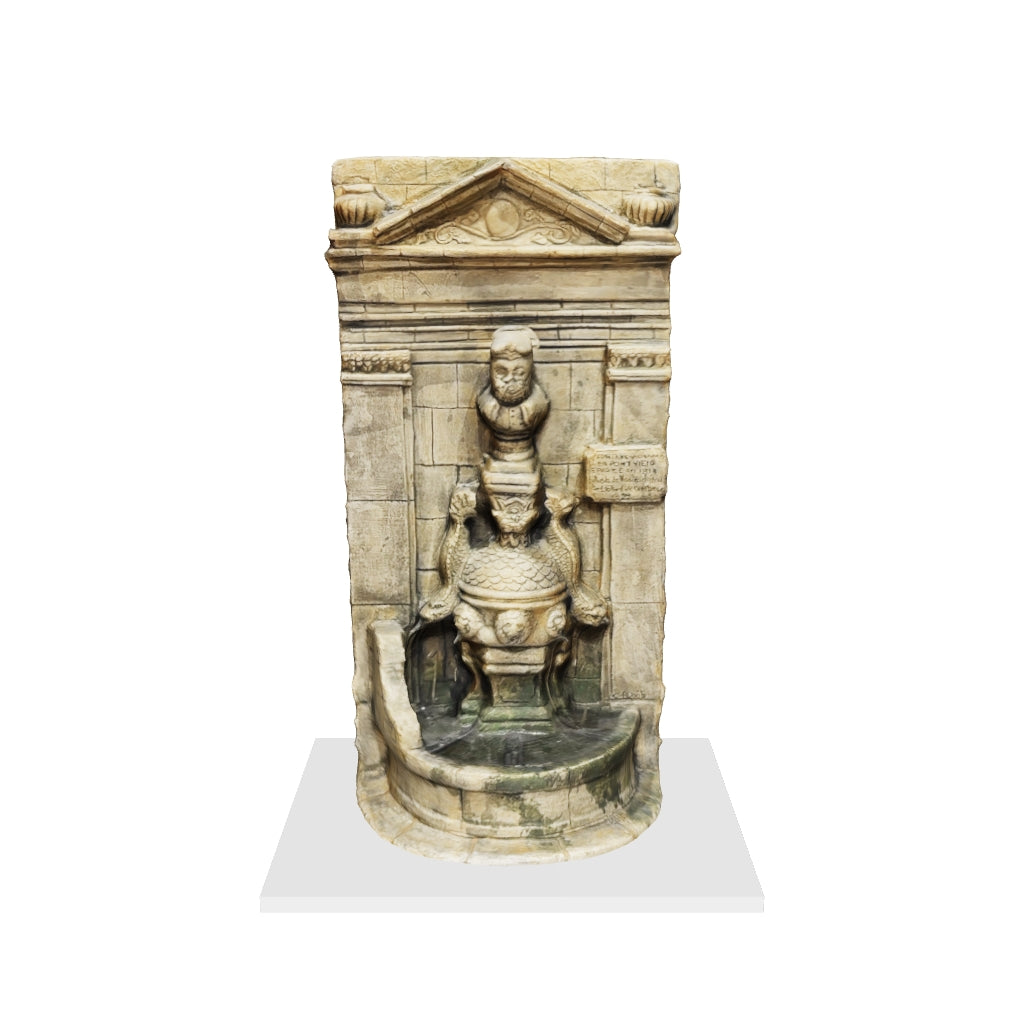Grande fontaine avec moulure